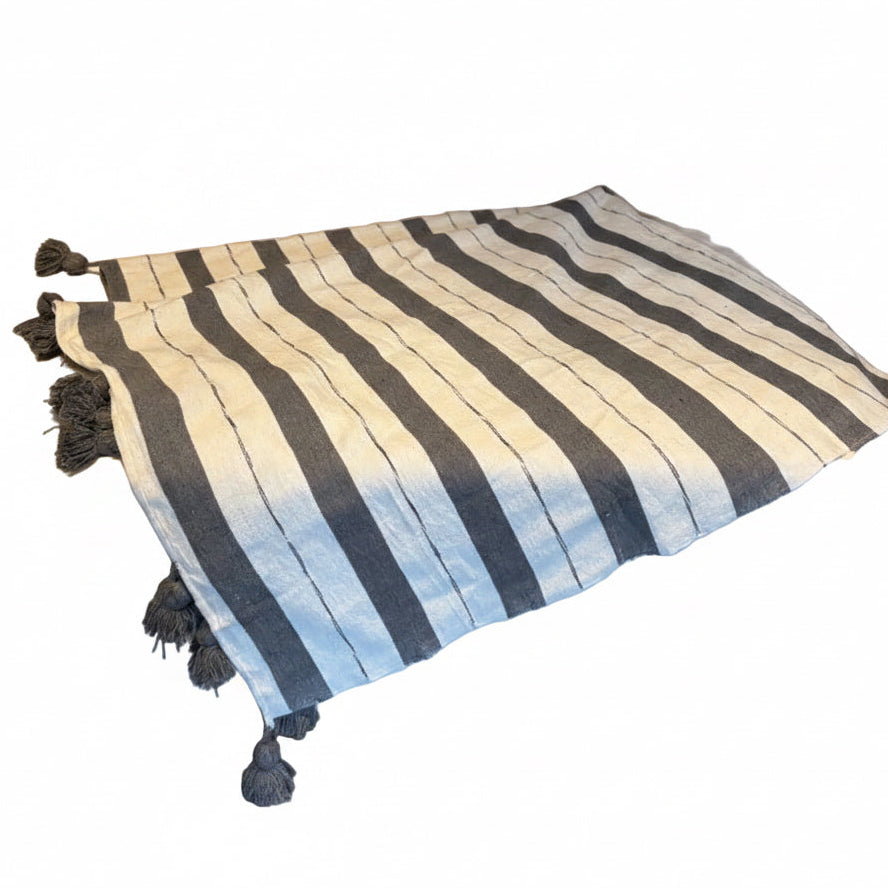 Plaid marocain à rayures blanc et gris — pompons fait main Maroc