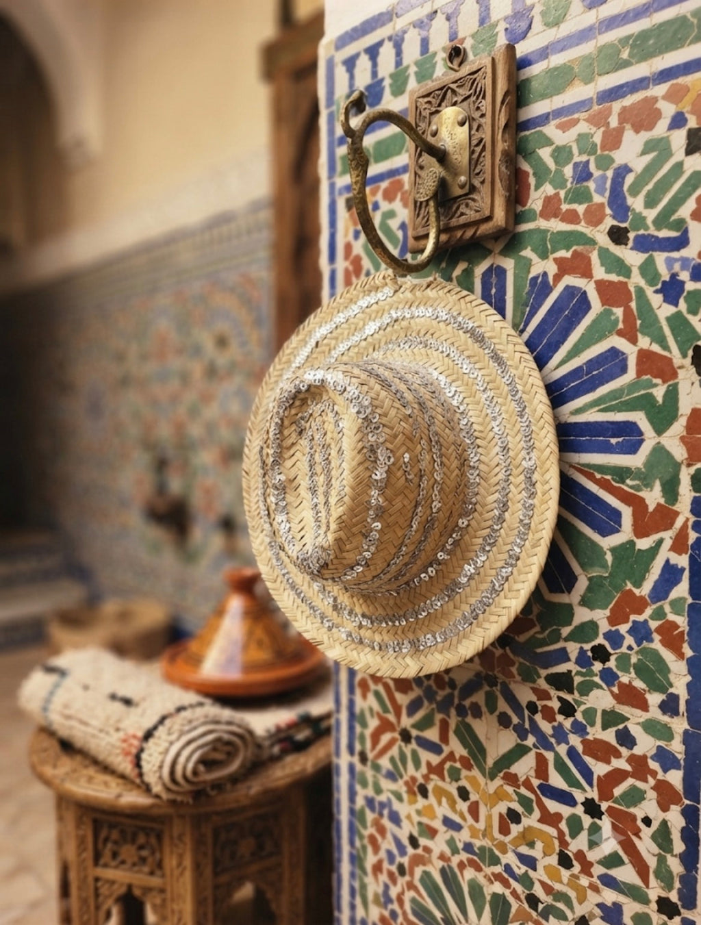 Chapeau artisanal en fibre naturelle et sequins argentés — fait main au Maroc