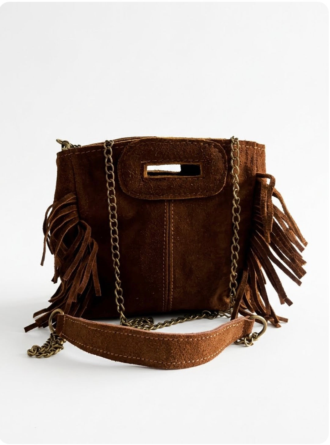 Petit sac Sienna en cuir marron chocolat, avec franges latérales et bandoulière chaîne aux tons bronze.