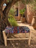 Banc en bois d'eucalyptus et boucherouite multicolore — mobilier artisanal marocain, fait main au Maroc
