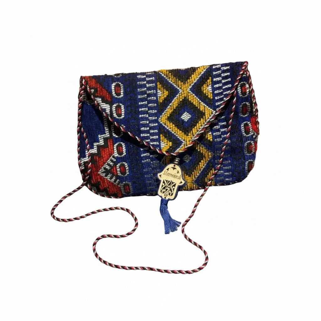 Pochette kilim marocaine bleu rouge et jaune motif main de Fatma — artisanat marocain fait main