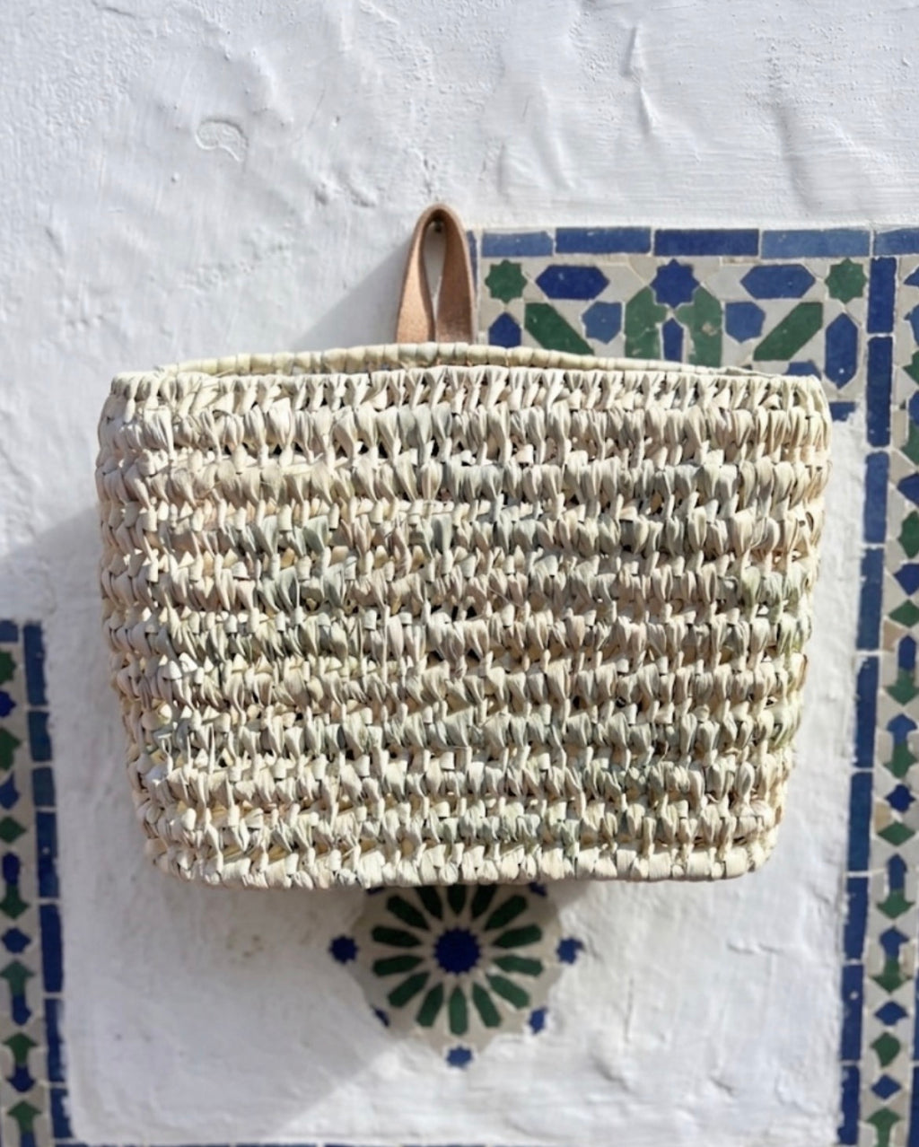 Panier mural tressé en fibre naturelle et anse cuir — fait main au Maroc
