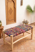 Banc en bois d'eucalyptus et boucherouite multicolore — mobilier artisanal marocain, fait main au Maroc