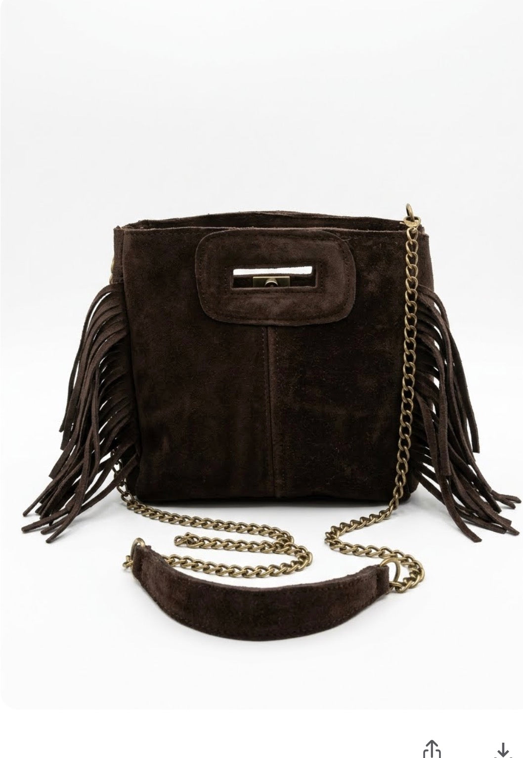 Petit sac Sienna en cuir brun café, vu de face, avec franges et patte d’épaule assortie sur la bandoulière chaîne.
