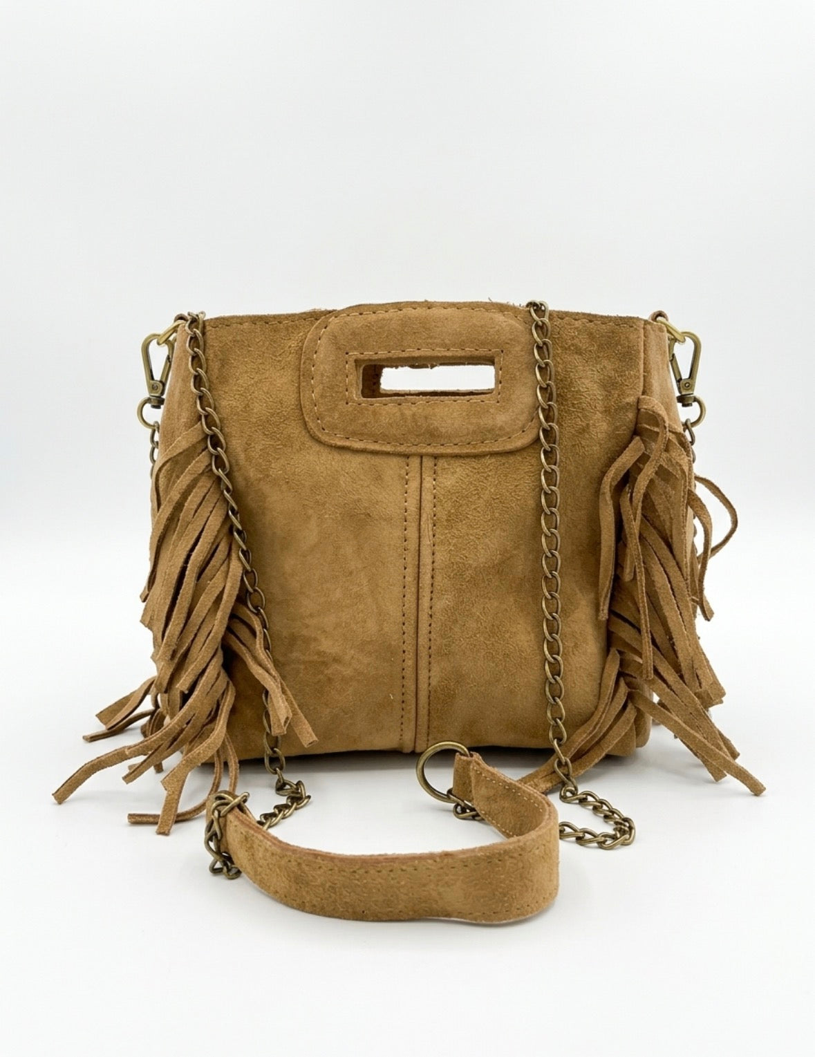 Petit sac Sienna en cuir moutarde douce, avec franges latérales et bandoulière chaîne à patte d’épaule assortie.