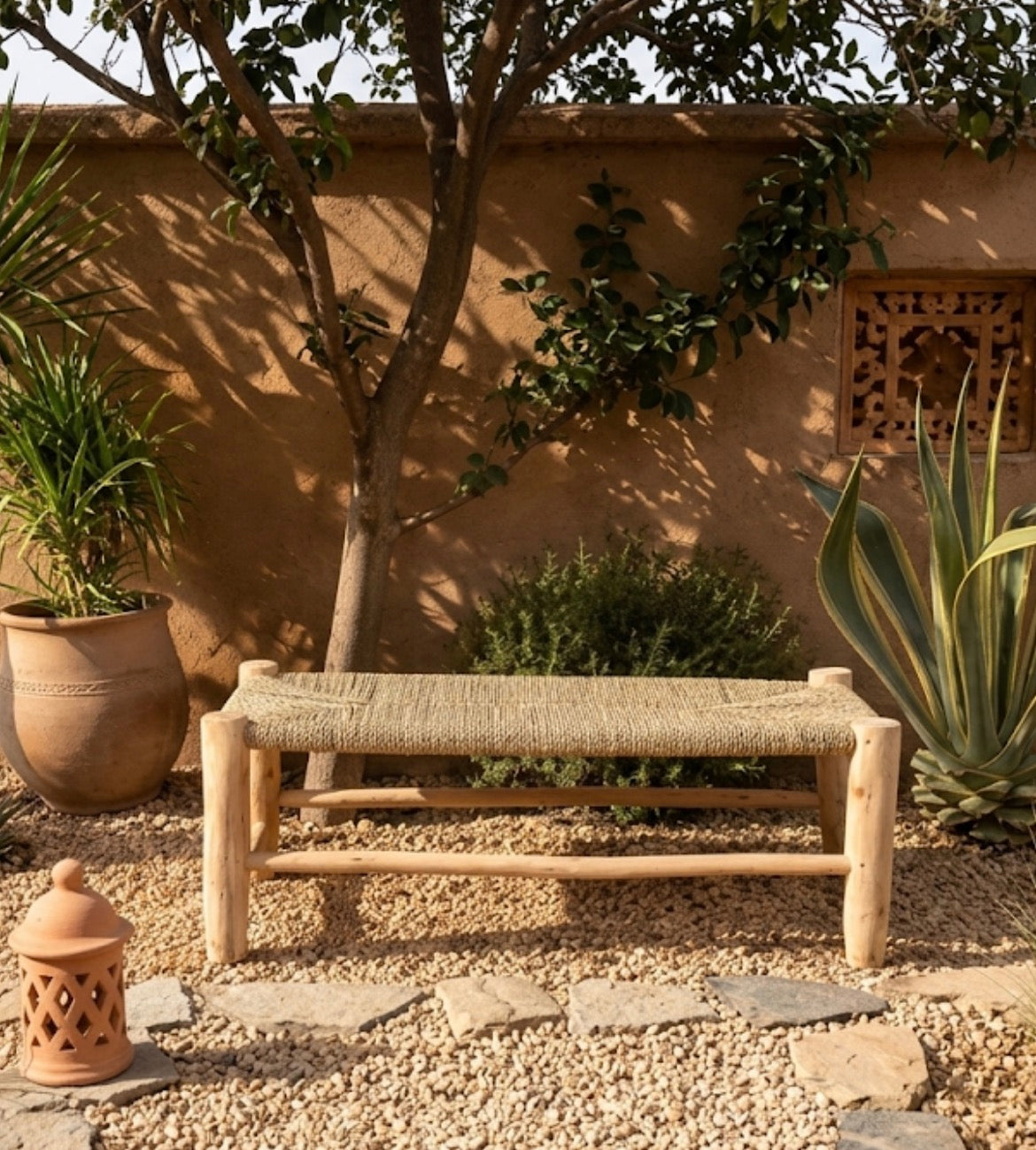 Banc en bois d'eucalyptus et doum tressé — mobilier artisanal marocain, fait main au Maroc