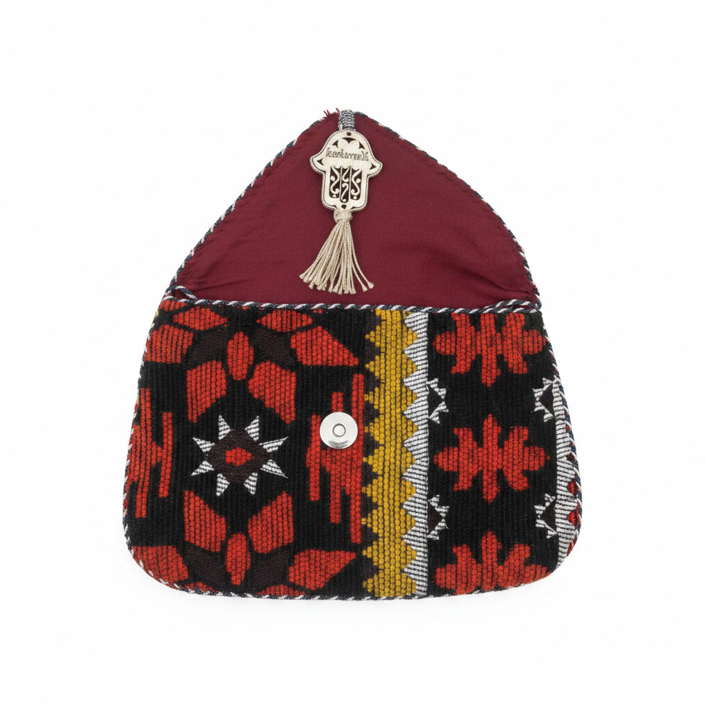 Pochette plate berbère ocre et noir motifs géométriques — artisanat marocain fait main