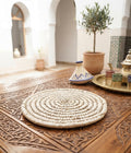 Dessous de plat tressé en fibre naturelle — fait main au Maroc