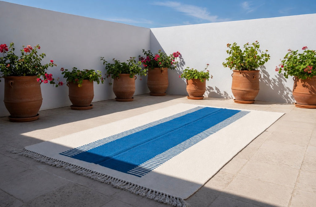 Tapis berbère kilim bleu et beige tissé main au Maroc — 260 x 155 cm pièce unique