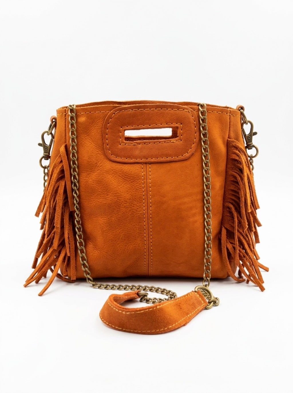 Petit sac Sienna en cuir terracotta, vu de face, avec franges latérales et bandoulière chaîne.