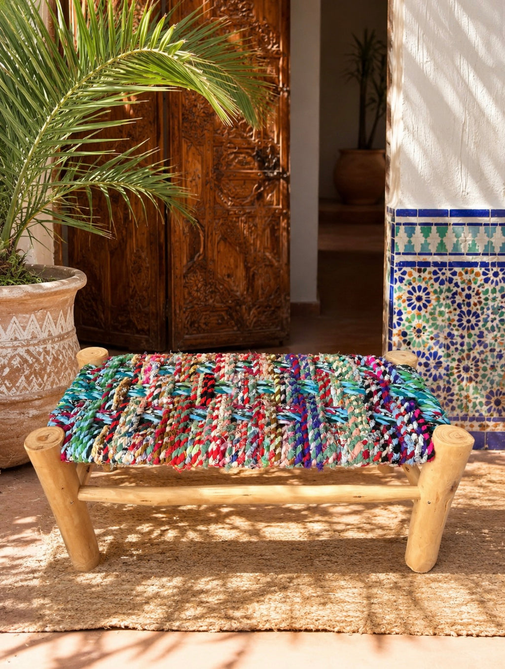Banc en bois d'eucalyptus et boucherouite multicolore — mobilier artisanal marocain, fait main au Maroc