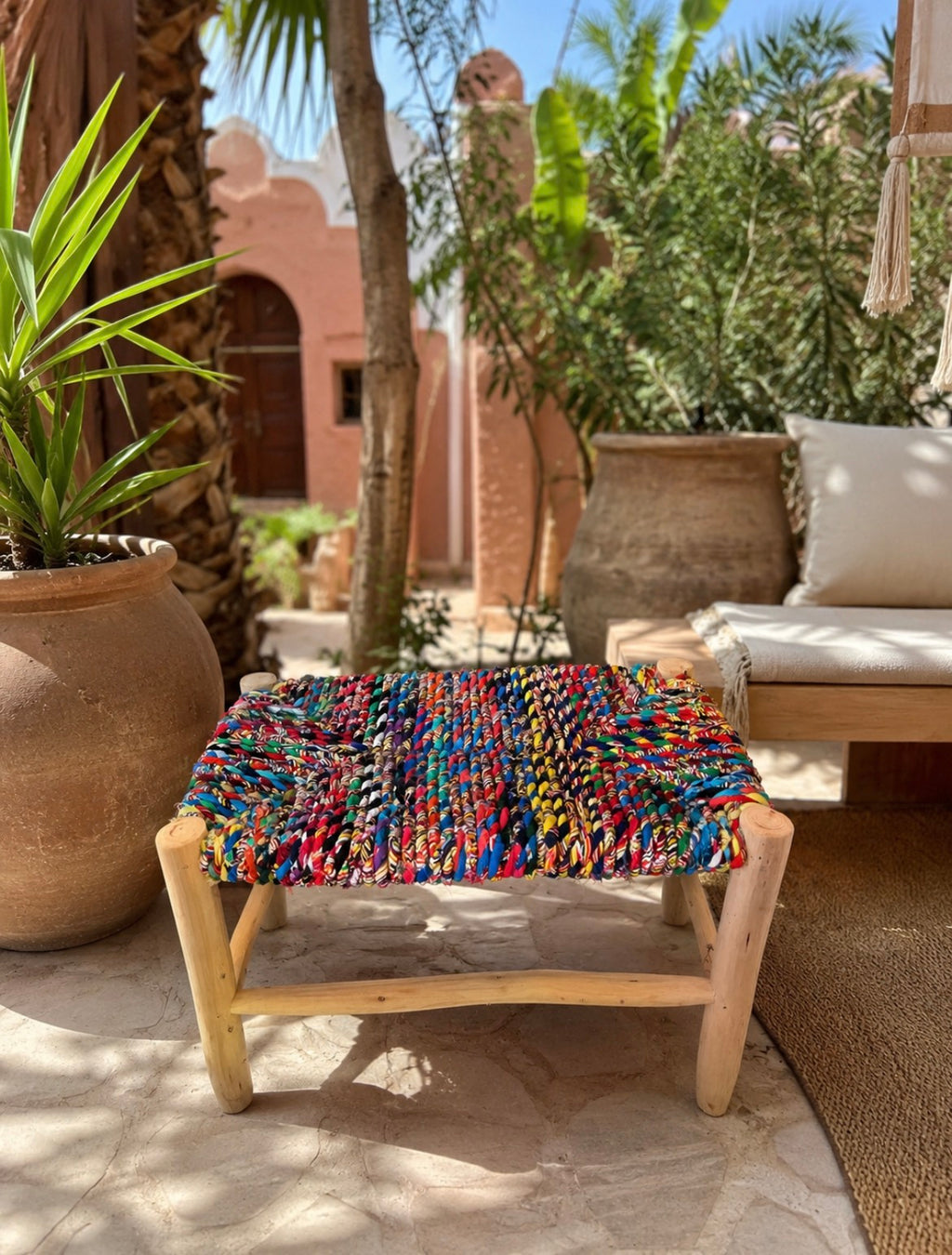 Banc en bois d'eucalyptus et boucherouite multicolore — mobilier artisanal marocain, fait main au Maroc