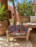 Banc en bois d'eucalyptus et boucherouite multicolore — mobilier artisanal marocain, fait main au Maroc