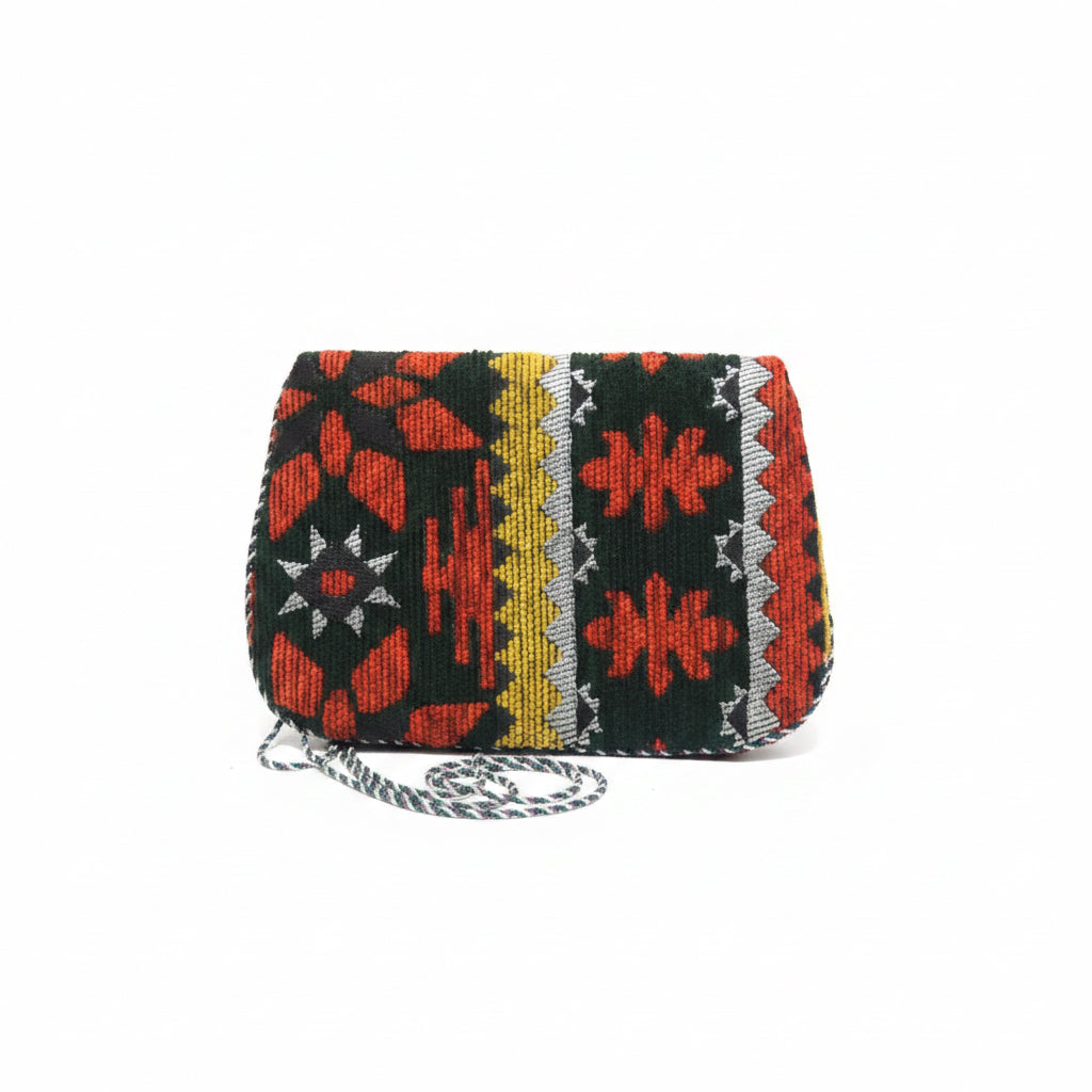 Pochette plate berbère ocre et noir motifs géométriques — artisanat marocain fait main