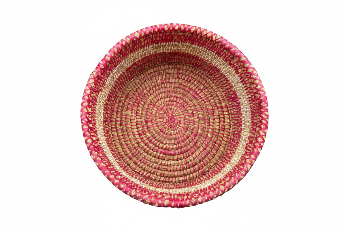 Panier tressé marocain avec couvercle rose et naturel — fait main au Maroc
