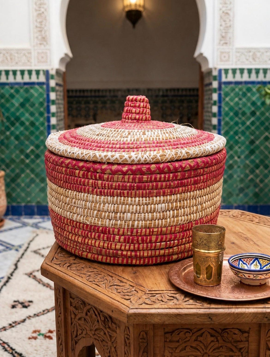 Panier tressé marocain avec couvercle rose et naturel — fait main au Maroc