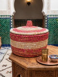 Panier tressé marocain avec couvercle rose et naturel — fait main au Maroc