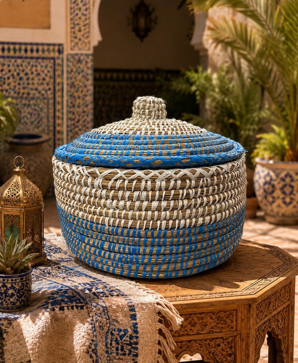 Panier tressé marocain avec couvercle bleu et naturel — fait main au Maroc