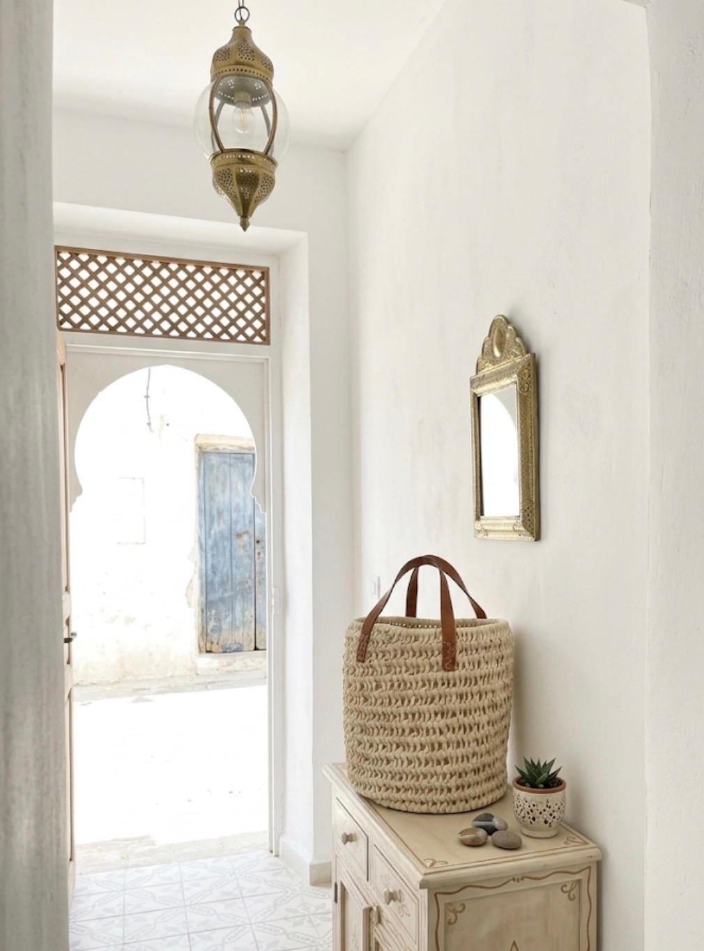 Panier tressé en feuille de palmier et anses cuir — fait main au Maroc