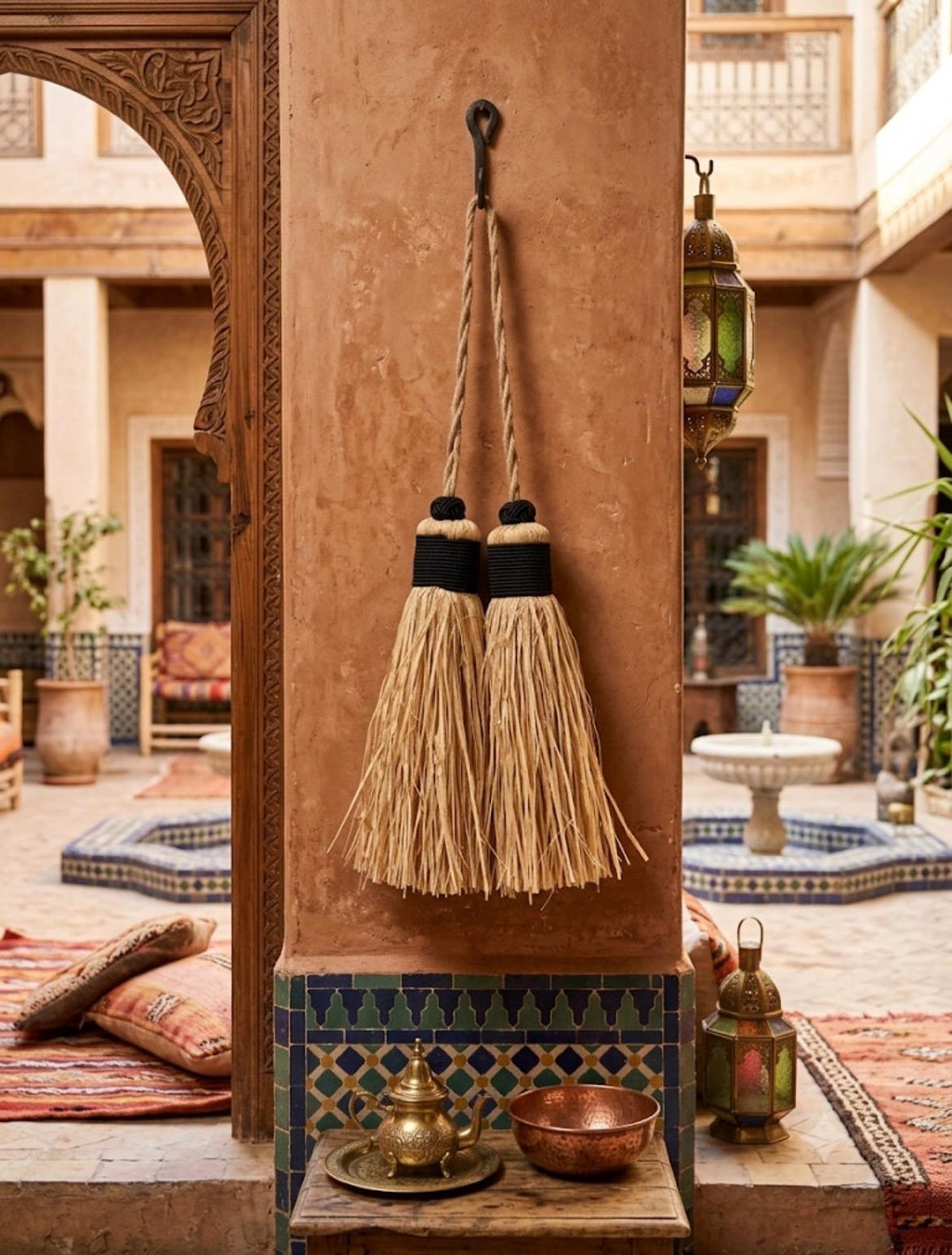 Lot de 2 pompons en raphia fil noir — décoration artisanale marocaine fait main