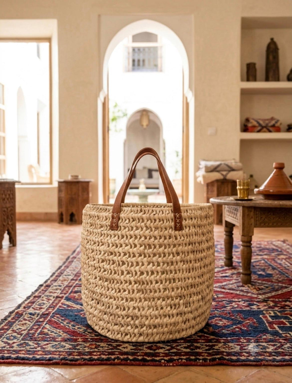 Panier tressé en feuille de palmier et anses cuir — fait main au Maroc