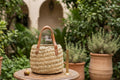 Panier tressé en feuille de palmier et anses cuir — fait main au Maroc