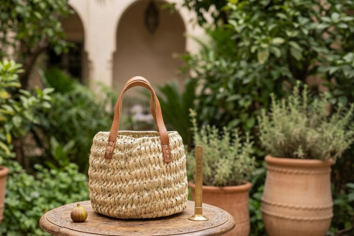 Panier tressé en feuille de palmier et anses cuir — fait main au Maroc
