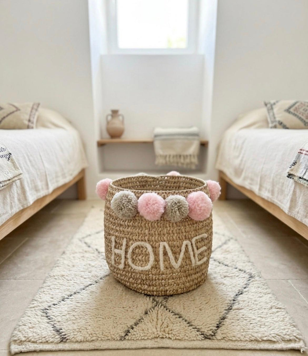 Panier de rangement tressé HOME pompons roses et gris — fait main au Maroc