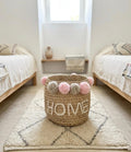 Panier de rangement tressé HOME pompons roses et gris — fait main au Maroc