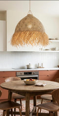 Suspension Nour tressée en doum et franges raphia — luminaire artisanal marocain, fait main au Maroc