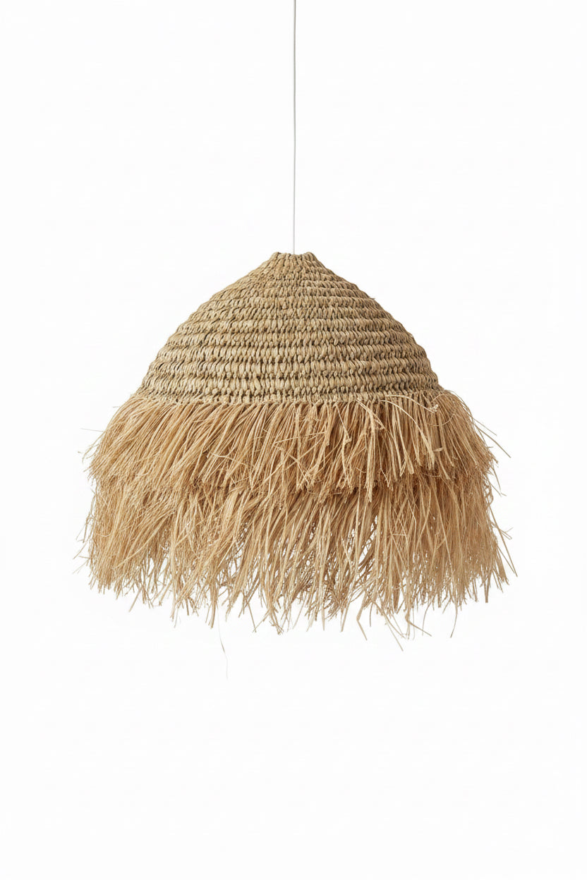Suspension Inaya tressée en doum et franges raphia — luminaire artisanal marocain, fait main au Maroc