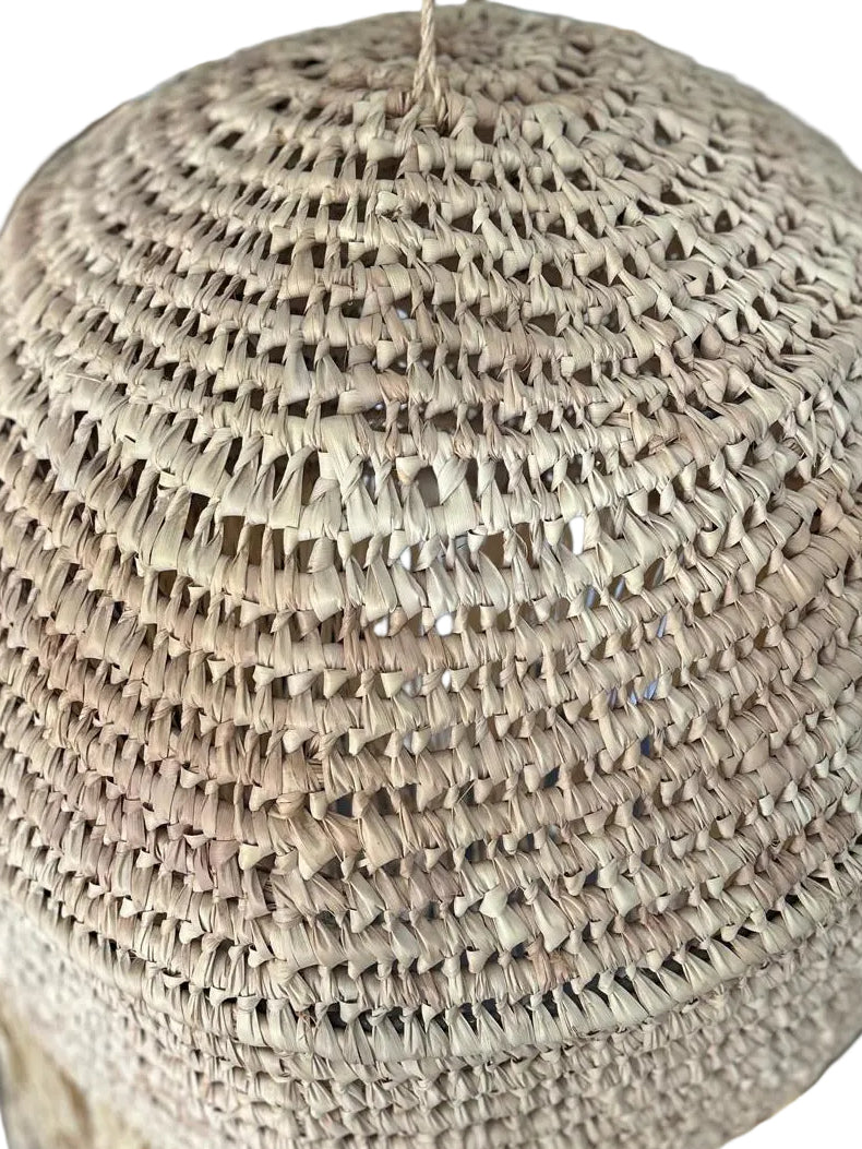 Suspension Doha tressée en doum et franges raphia — luminaire artisanal marocain, fait main au Maroc