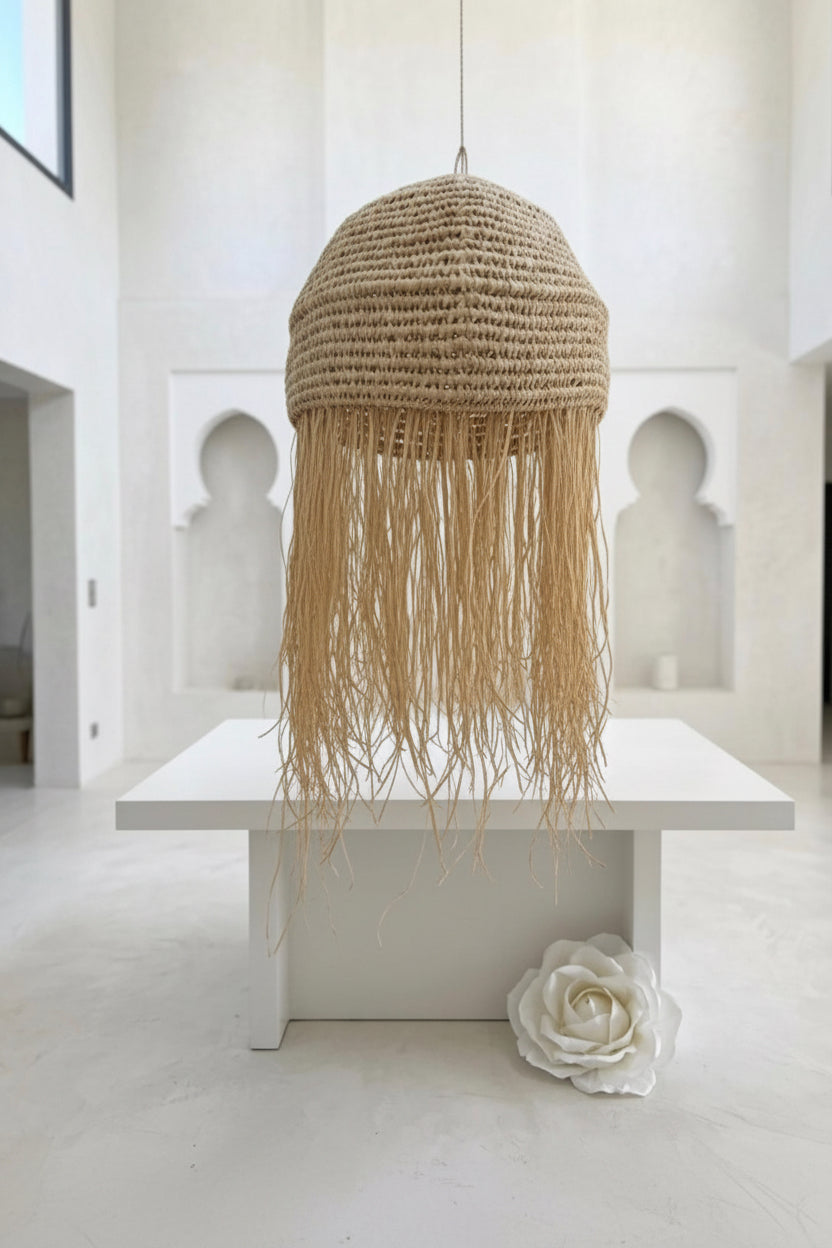 Suspension Doha tressée en doum et franges raphia — luminaire artisanal marocain, fait main au Maroc