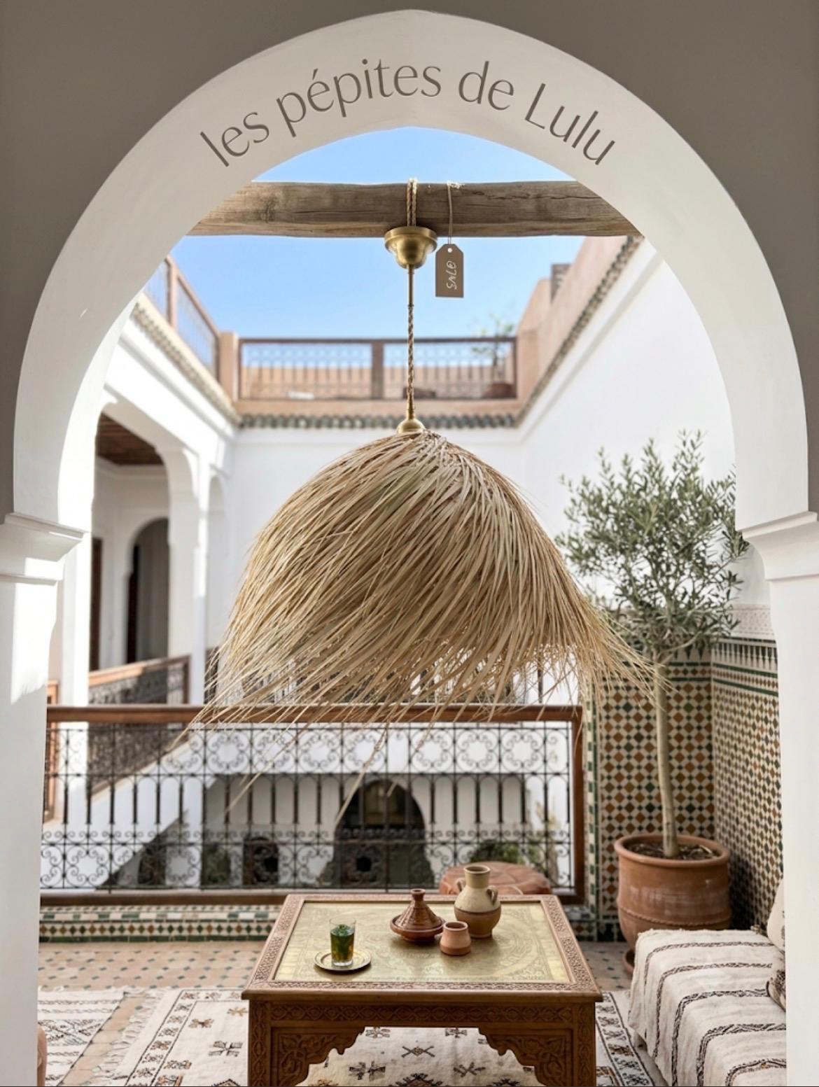 Suspension Izza tressée en doum et franges raphia — luminaire artisanal marocain, fait main au Maroc