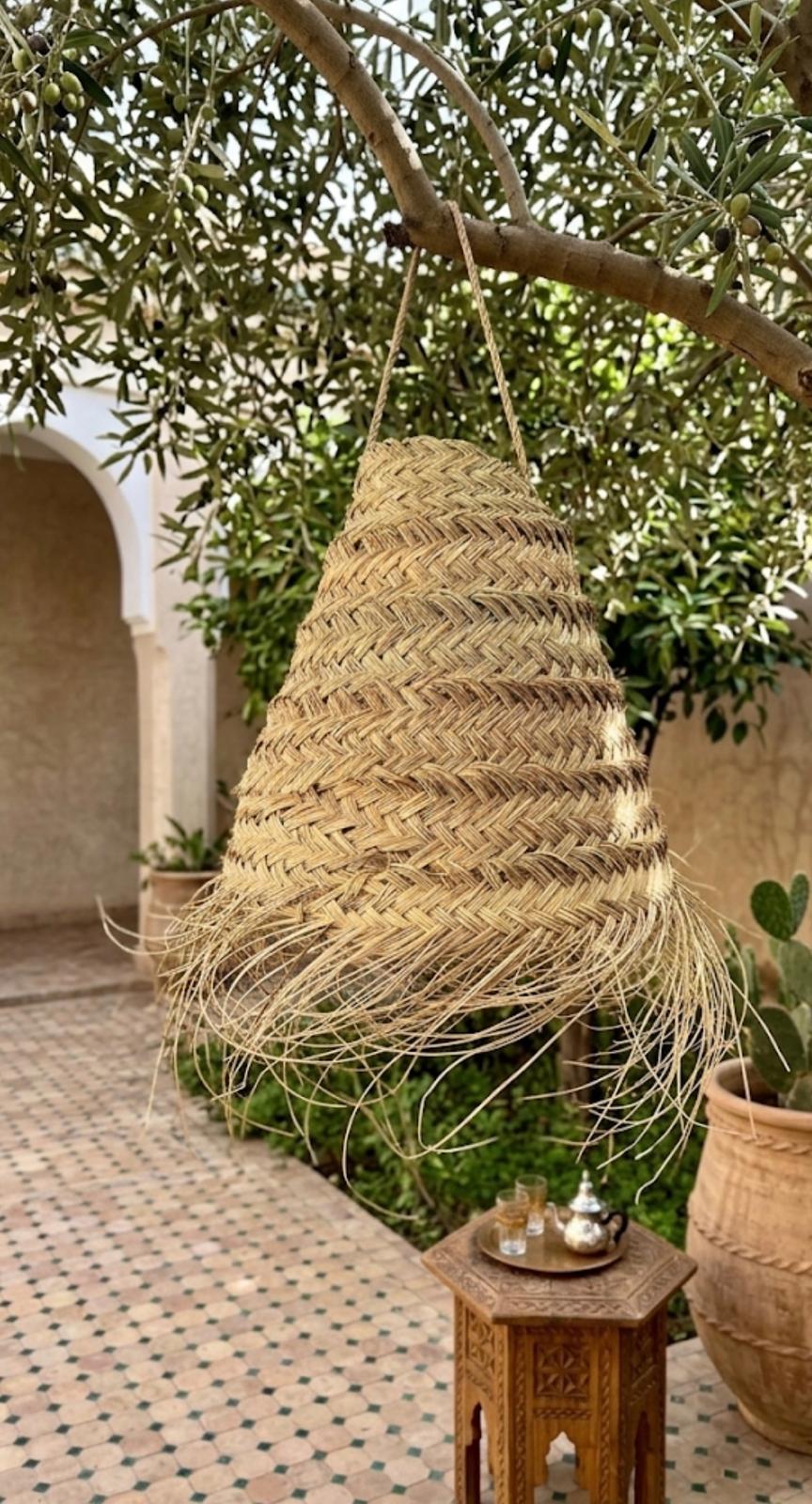Suspension tekfa tressée en doum et franges raphia — luminaire artisanal marocain, fait main au Maroc