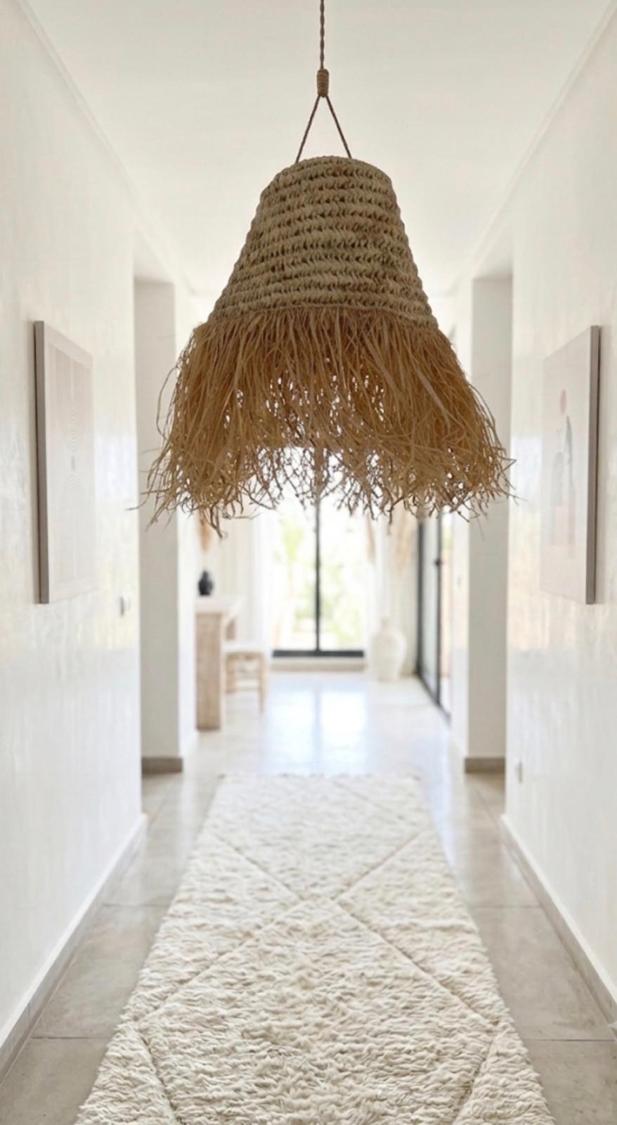 Suspension Kahina tressée en doum et franges raphia — luminaire artisanal marocain, fait main au Maroc