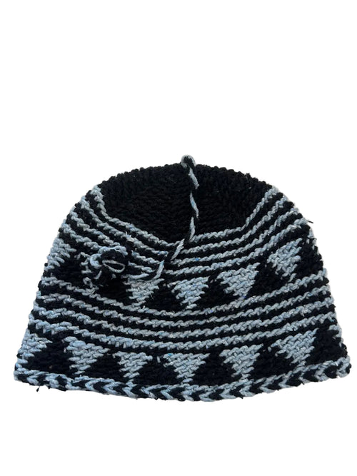 Bonnet tricoté artisanal en laine bleu ciel et noir — fait main au Maroc