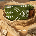 Pochette en velours vert, motifs berbères — artisanat marocain fait main