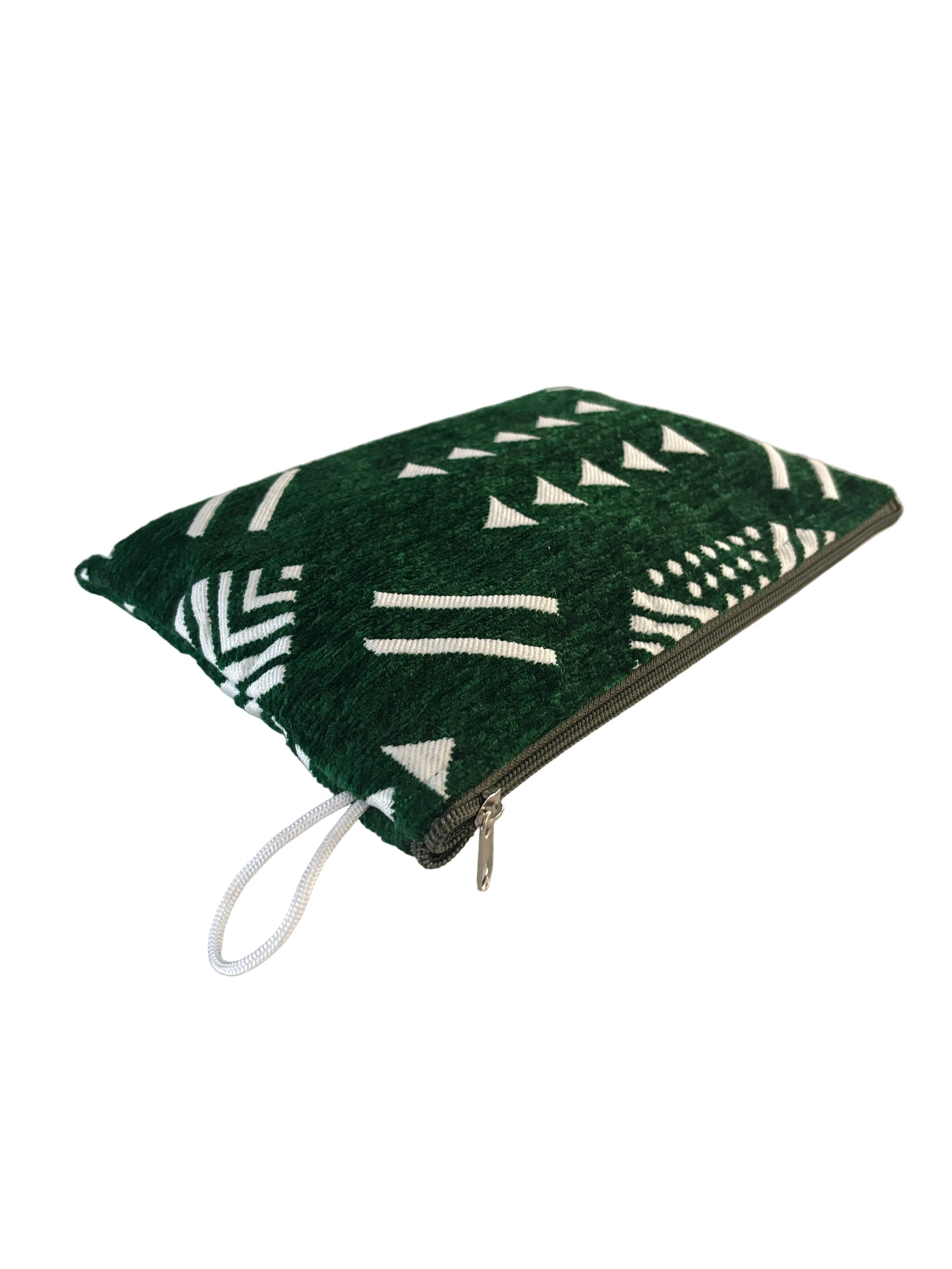 Pochette plate berbère vert forêt et blanc motifs géométriques — artisanat marocain fait main