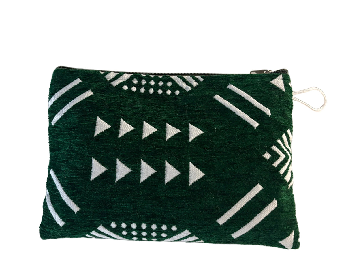 Pochette plate berbère vert forêt et blanc motifs géométriques — artisanat marocain fait main