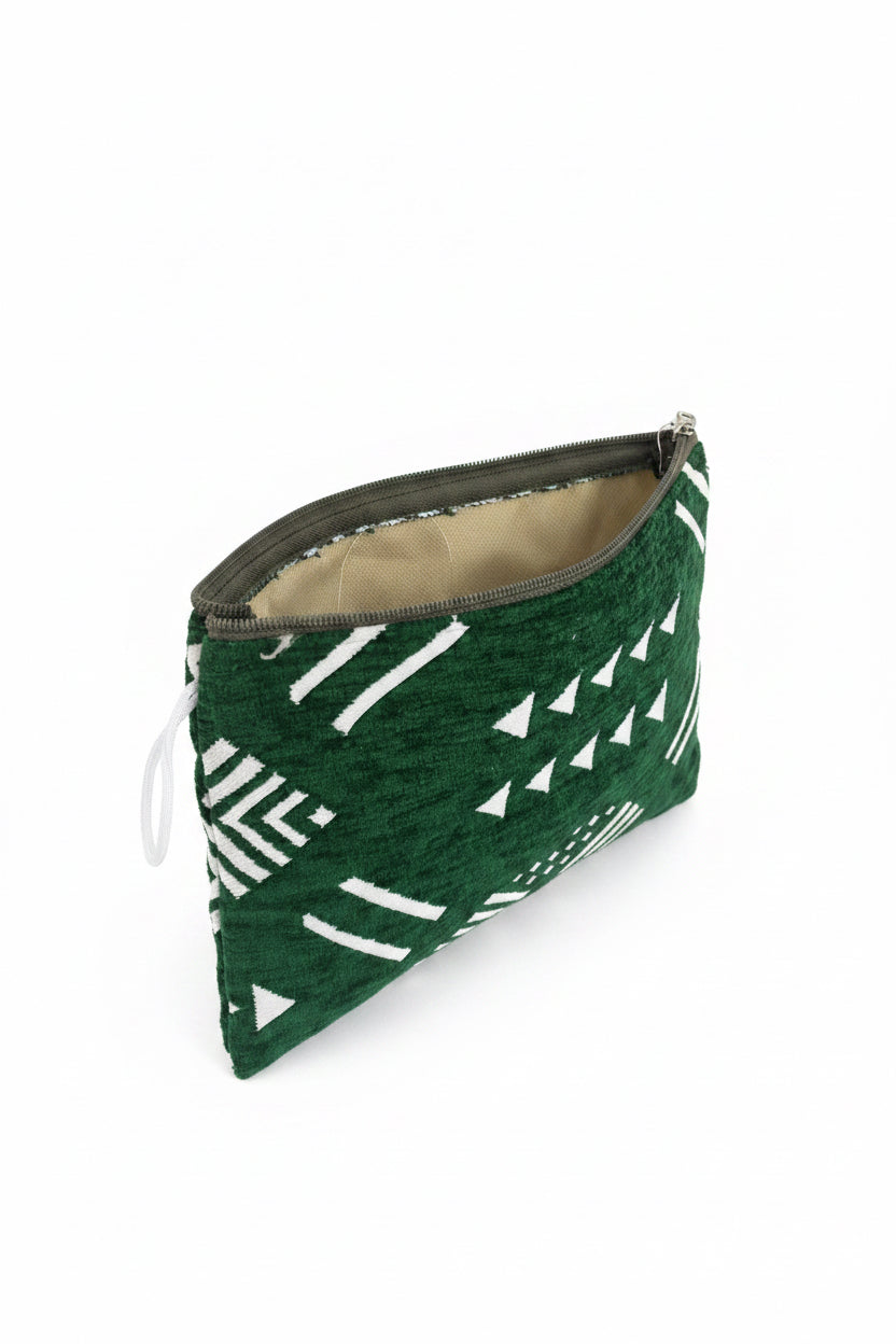 Pochette plate berbère vert forêt et blanc motifs géométriques — artisanat marocain fait main