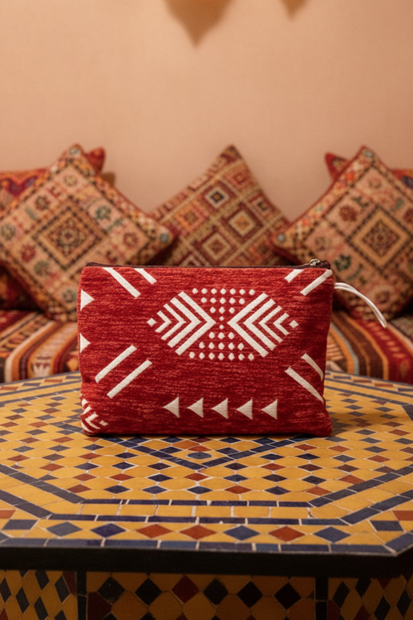 Pochette plate en ocre et noir, motifs berbères — artisanat marocain fait main