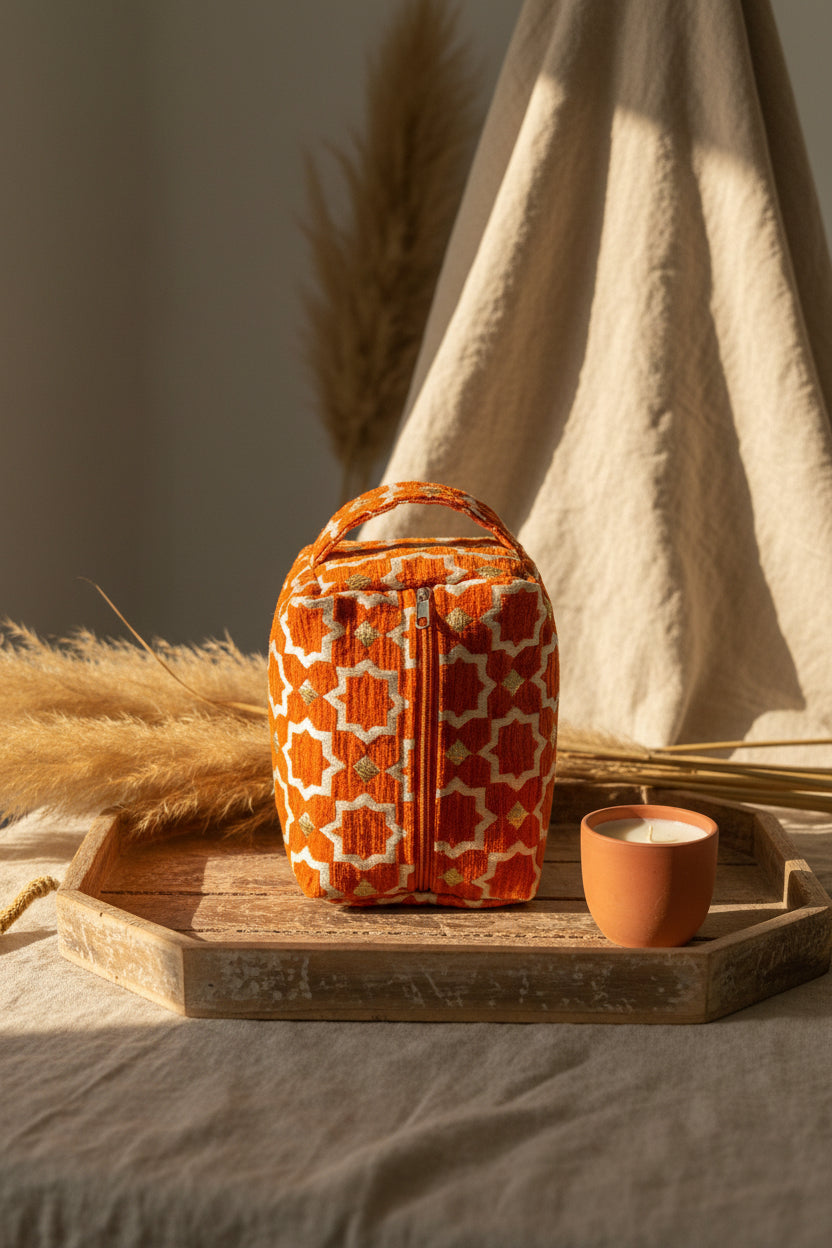Trousse de toilette en velours gris et or motifs zellige — artisanat marocain fait main