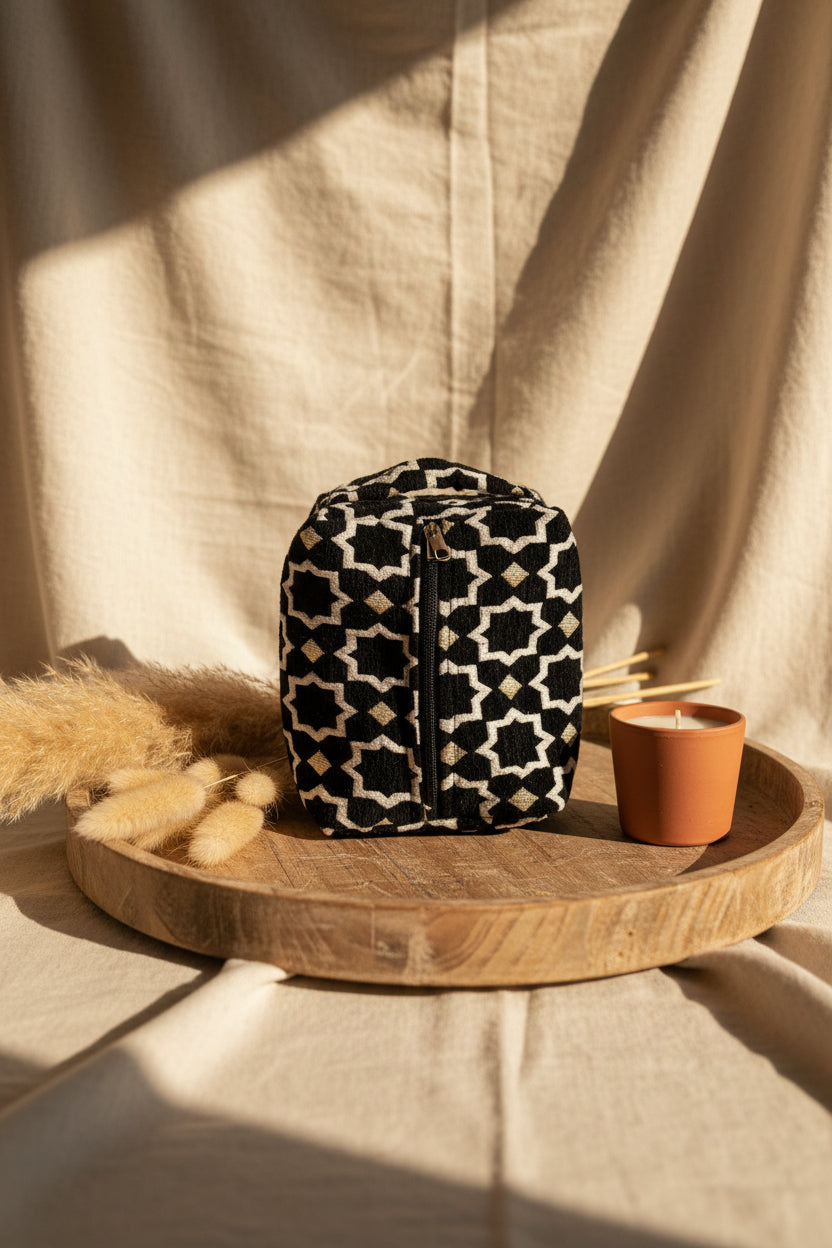 Trousse de toilette en velours noir et doré, motifs zellige — artisanat marocain fait main