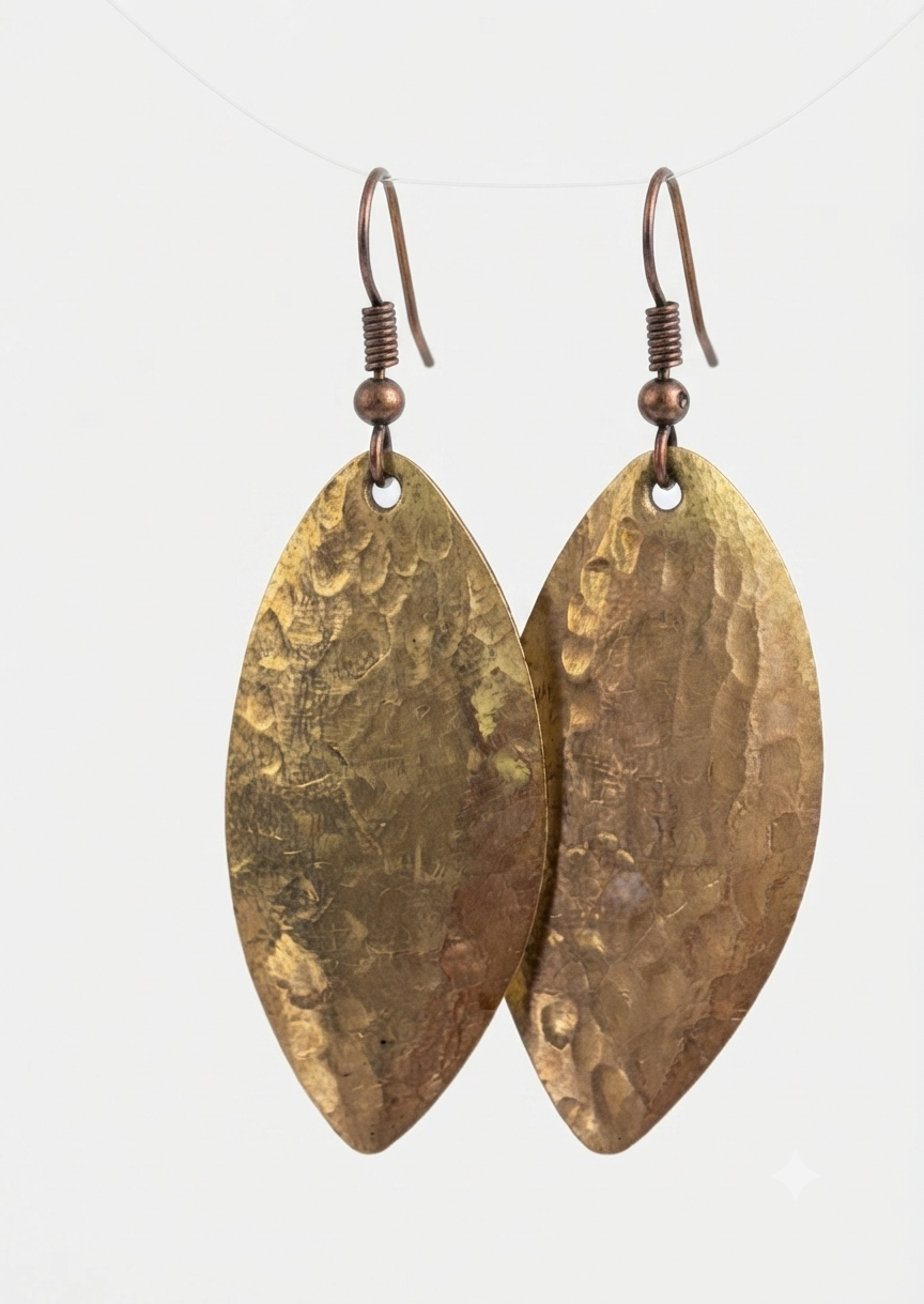 Boucles d'oreilles pendantes forme feuille en cuivre martelé — artisanat marocain fait main