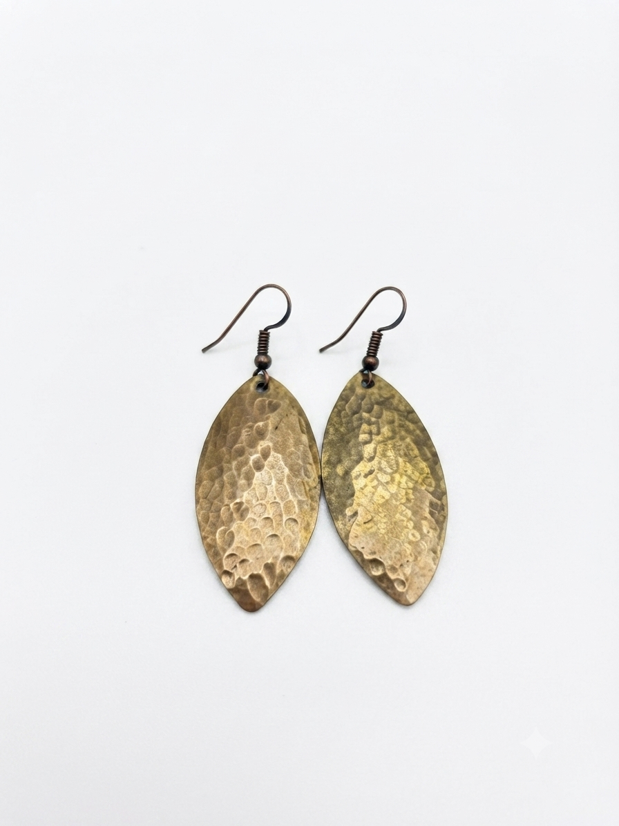 Boucles d'oreilles pendantes forme feuille en cuivre martelé — artisanat marocain fait main
