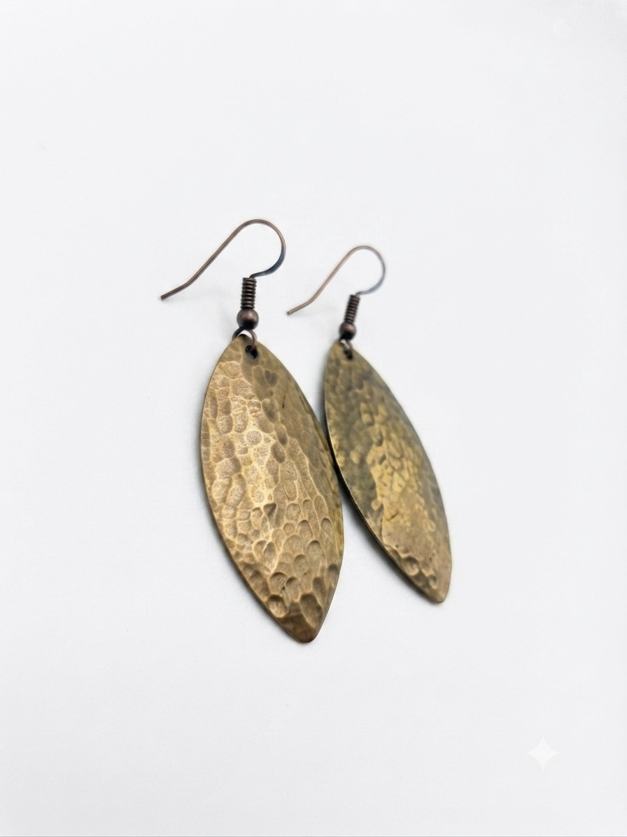 Boucles d'oreilles pendantes forme feuille en cuivre martelé — artisanat marocain fait main