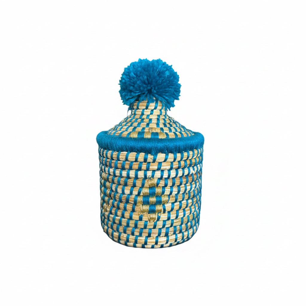 Petit panier berbère tressé avec couvercle et pompon bleu turquoise — artisanat marocain fait main
