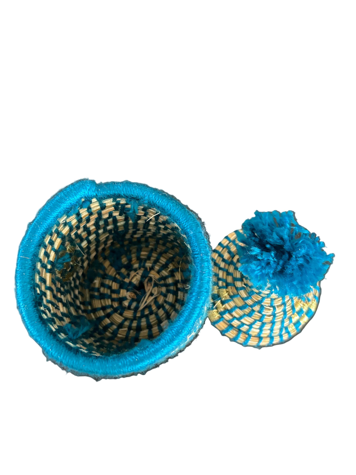 Petit panier berbère tressé avec couvercle et pompon bleu turquoise — artisanat marocain fait main