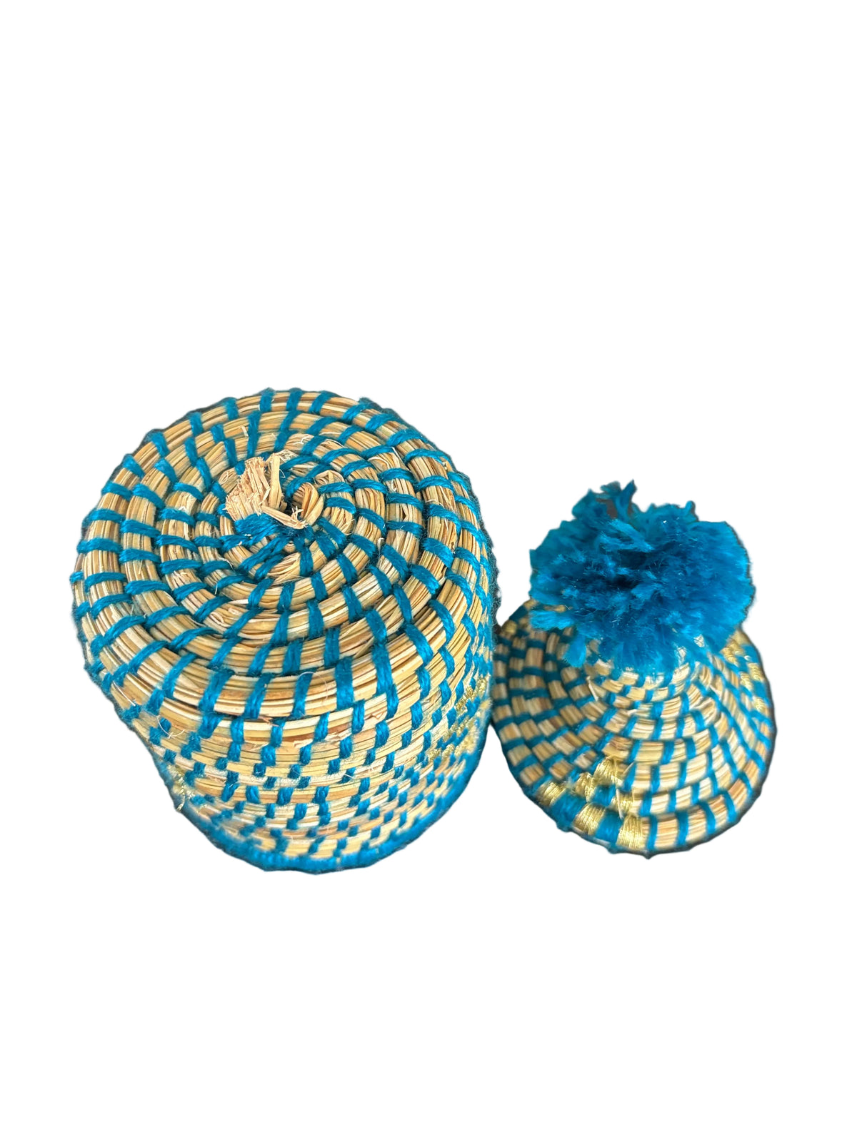 Petit panier berbère tressé avec couvercle et pompon bleu turquoise — artisanat marocain fait main